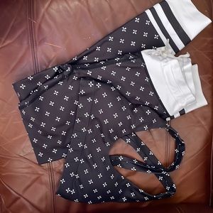 White Fox Boutique Sarah’s Day Small Clover Leggings and Extra Small Sports Bra